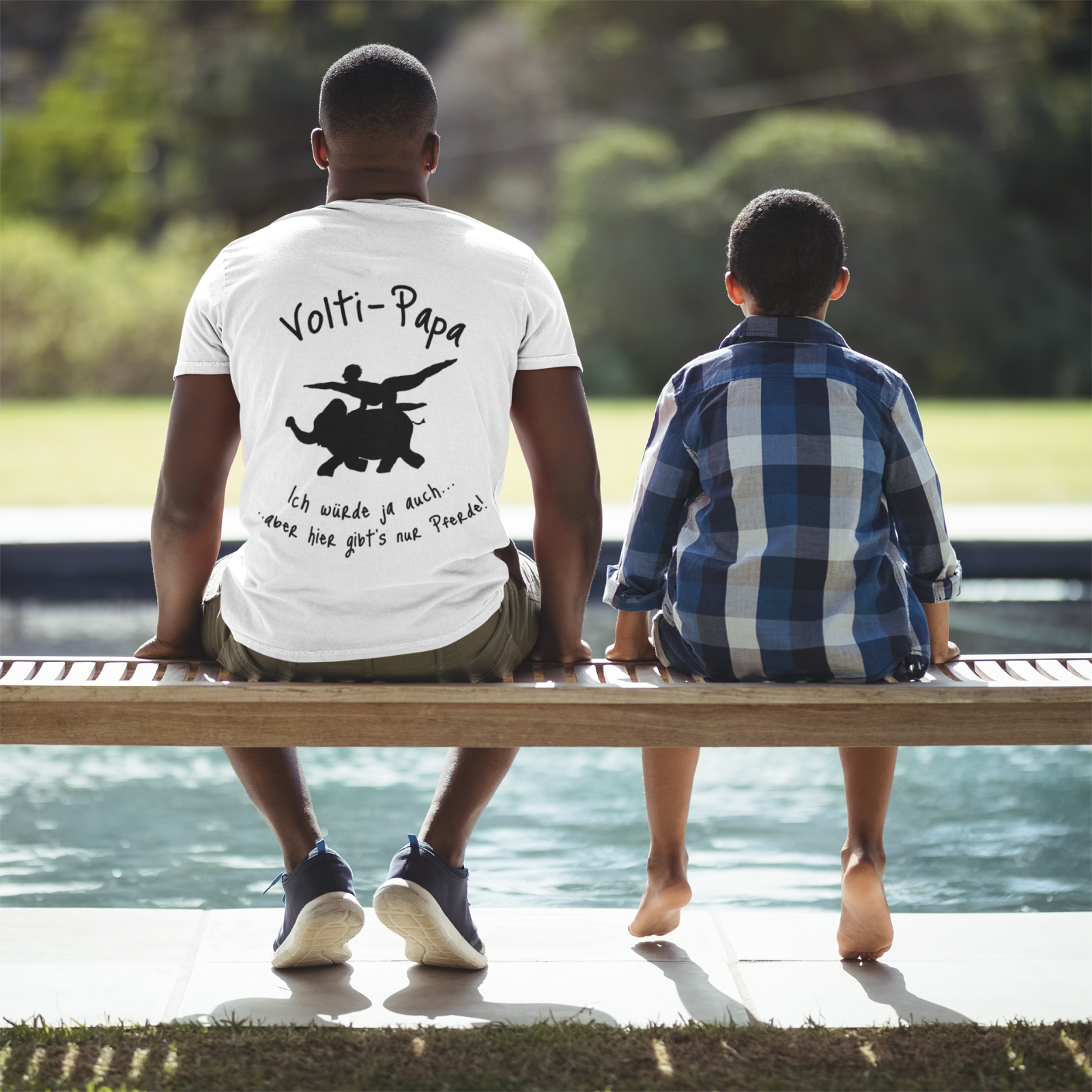 Volti-Papa - Ich würde ja auch ... aber hier gibt’s nur Pferde! – Voltigieren ist für viele Familien irgendwann nicht mehr nur ein Hobby der Kinder. Es wird Wochenendprogramm, Turnierkalender, Fahrdienst, Nervensache und ziemlich schnell ein fester Bestandteil des Familienlebens.