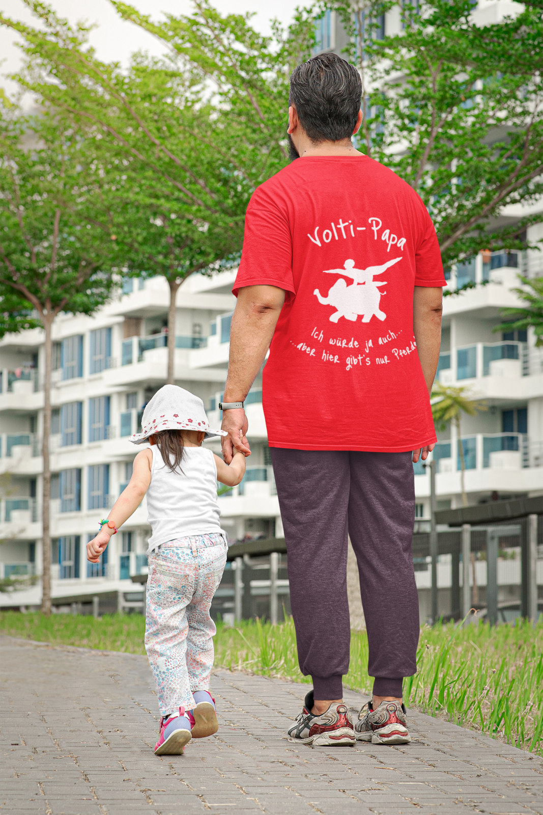 Volti-Papa - Ich würde ja auch ... aber hier gibt’s nur Pferde! – Voltigieren ist für viele Familien irgendwann nicht mehr nur ein Hobby der Kinder. Es wird Wochenendprogramm, Turnierkalender, Fahrdienst, Nervensache und ziemlich schnell ein fester Bestandteil des Familienlebens.