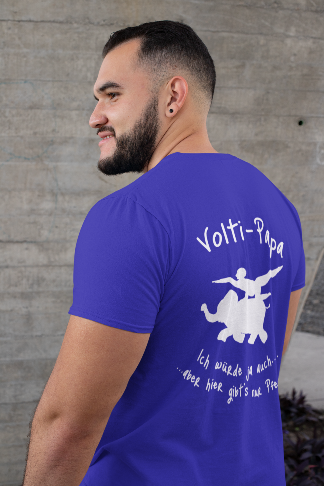Volti-Papa - Ich würde ja auch ... aber hier gibt’s nur Pferde! – Voltigieren ist für viele Familien irgendwann nicht mehr nur ein Hobby der Kinder. Es wird Wochenendprogramm, Turnierkalender, Fahrdienst, Nervensache und ziemlich schnell ein fester Bestandteil des Familienlebens.
